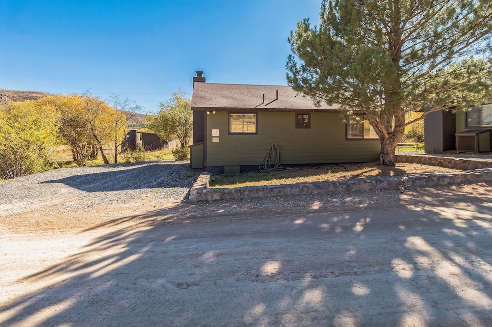 Cozy Cabin Retreat With Scenic Views 2 Bedroom Cabin