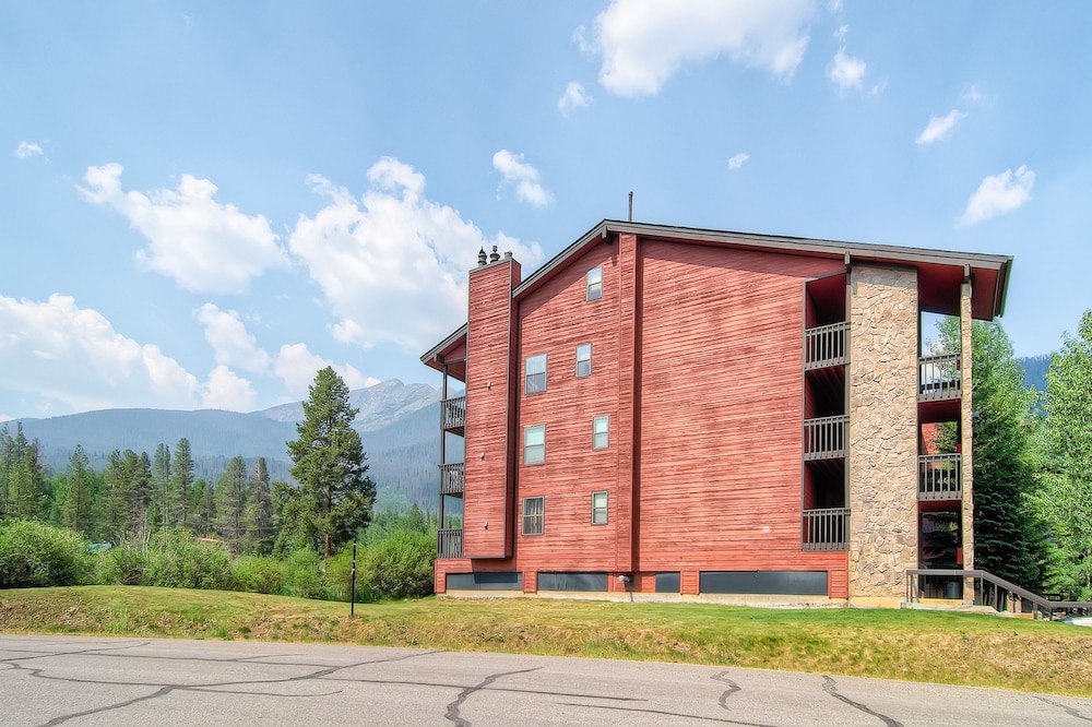Mountainside Condominiums by CRMR