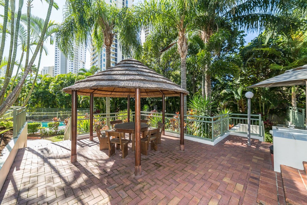 Main Beach Vacations - The Meriton on Main Beach - Property Image 2
