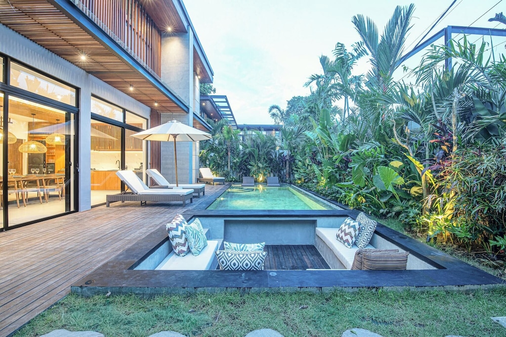 Luxury 5BR Retreat, 400m From Café Del Mar Shore