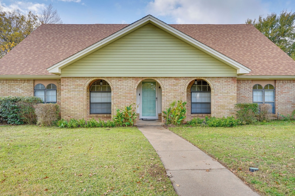 3 Mi to Lake Arlington: Texas Family Home