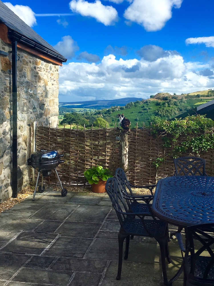 Bryn Eithin Cottage Far From the Madding Crowd