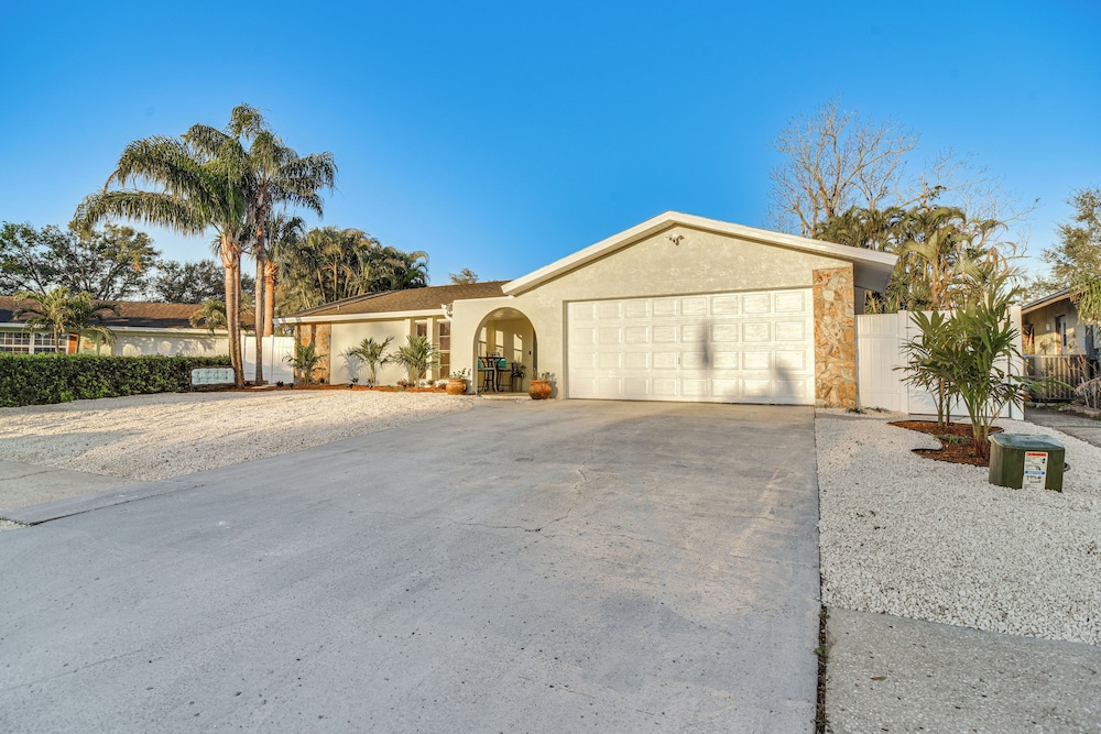 2 Mi to Beach: Home w/ Pool, Grill & More in Largo