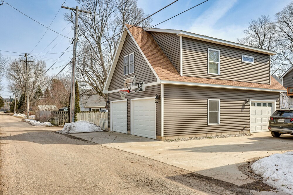 Close to Trails & Town! Artsy Apt in Frankfort