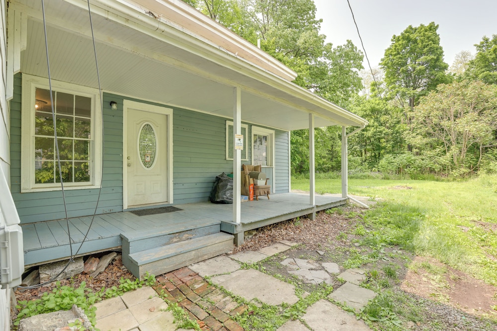 8 Mi to Keuka Lake: Walkable Apartment in Bath