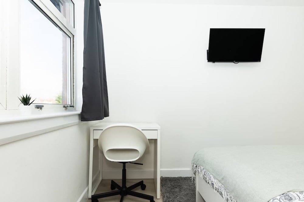 4 Bedrooms-2bath-free Parking