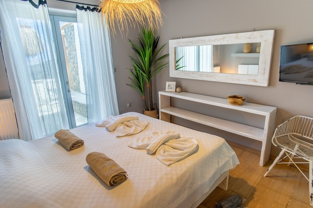 Luxury Villa Delphinus - Allparos Villas