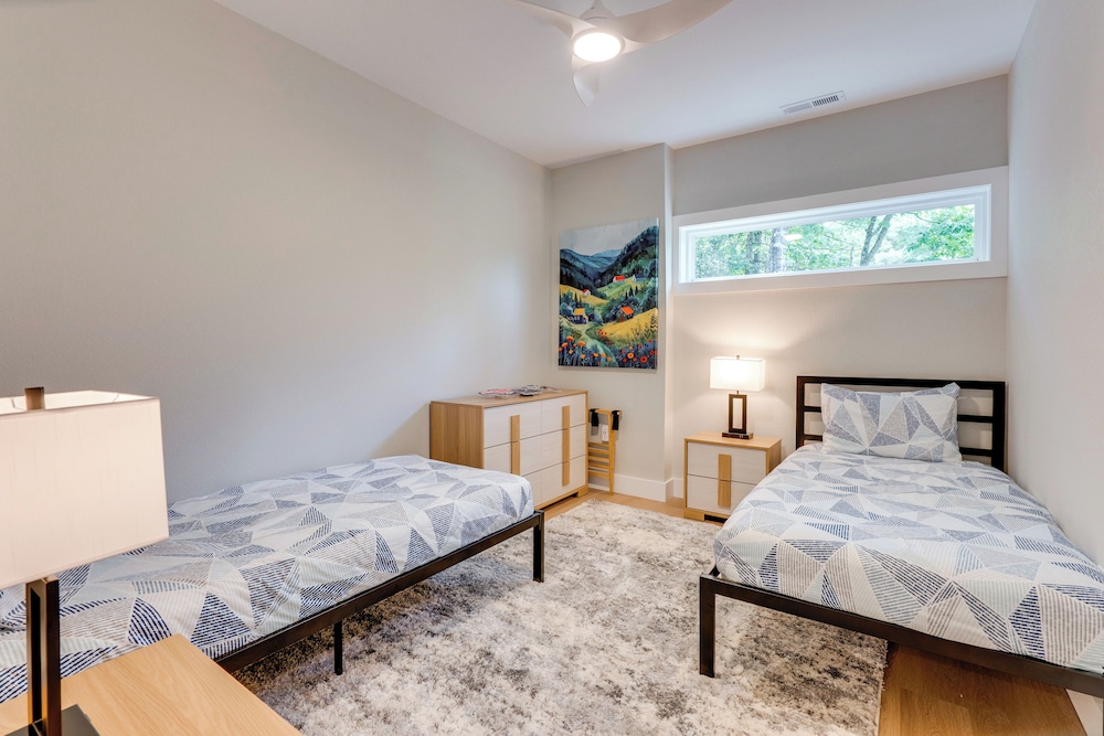 Mtn-view Decks & Fire Pit: Quiet Brasstown Escape