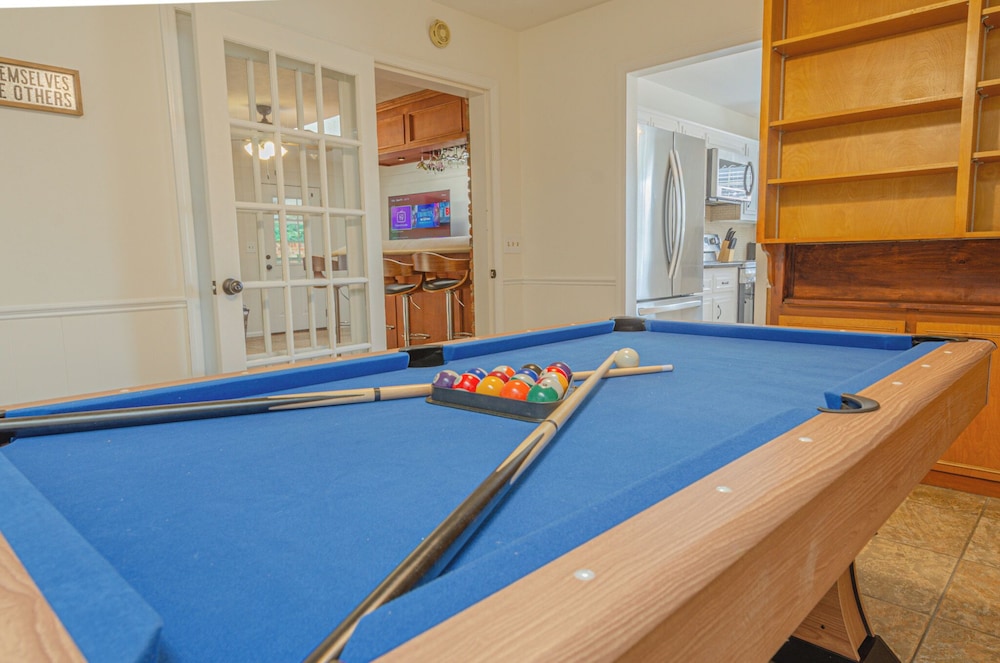 Relaxing 3BR Getaway with Pool and games