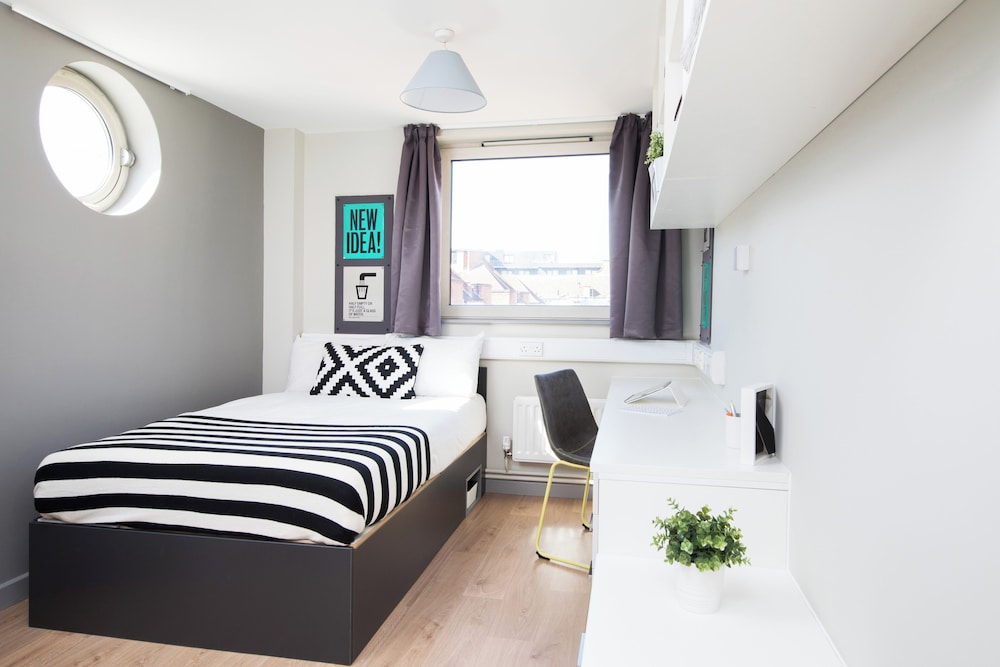 Student Only Ensuite Room in Apt London