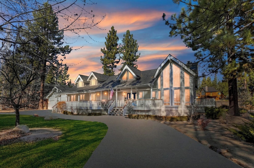 Lakefront Estate with Views and Hot tub