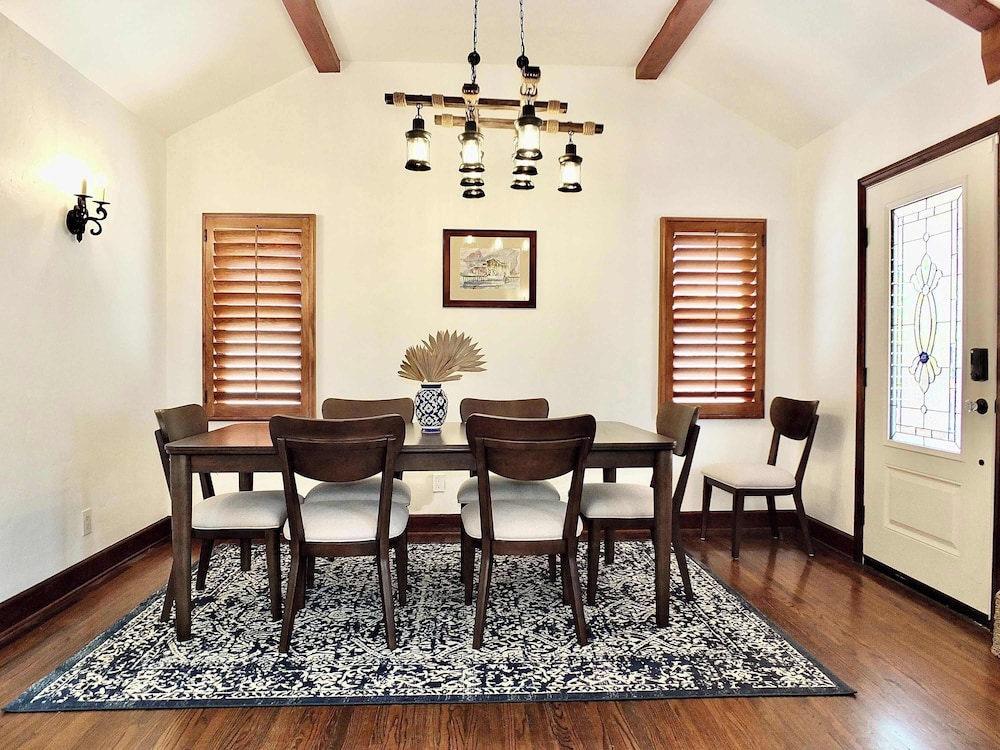 Belmont Shore Coastal Cottage - Cozy Home for 6 - 2 Blocks to Beach
