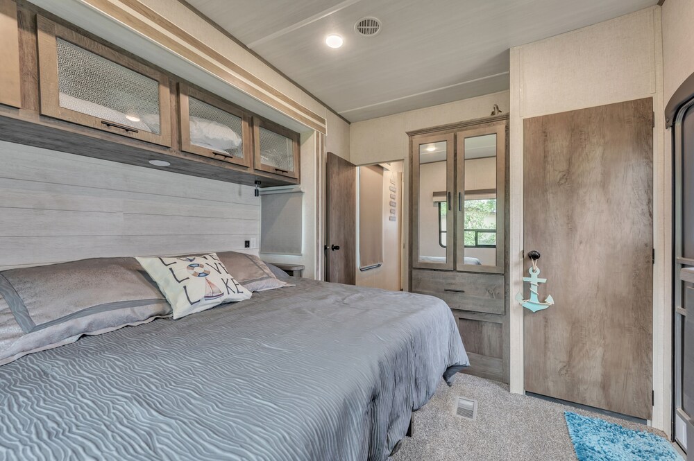 Lakeside Retreat On Neely Henry Lake 1 Bedroom Villa by RedAwning - Property Image 24