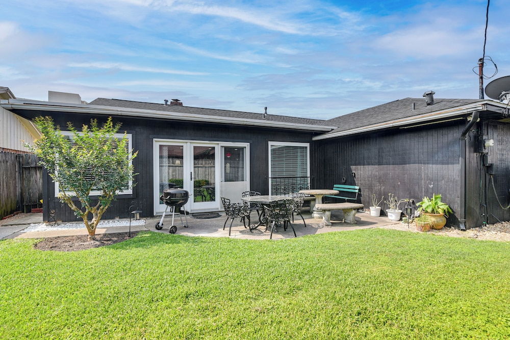~ 2 Blocks to Beach: Galveston Group Getaway!