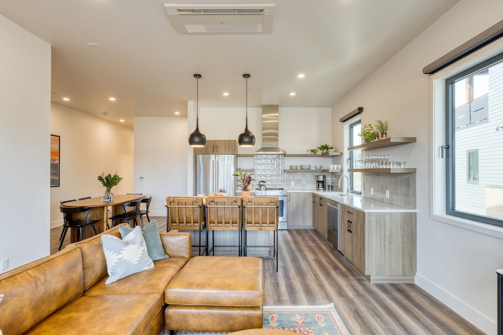 1216 Skyline Ranch 200 Downtown Location Private Hot Tub Mins to Old Bend