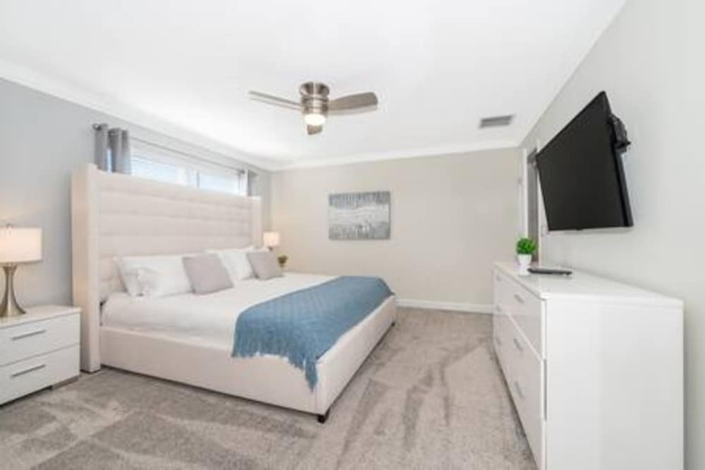 Gorgeous Storey Lake 4BR view 3