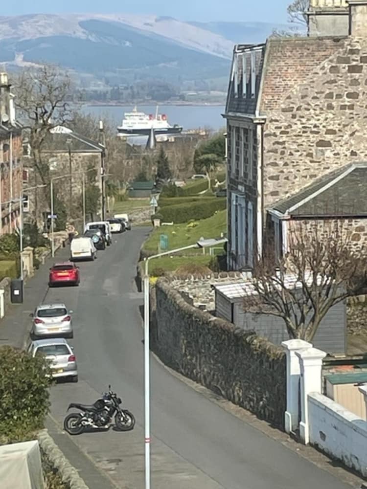 6 Guests - 3 Bedrooms - Sea View - Pet Friendly