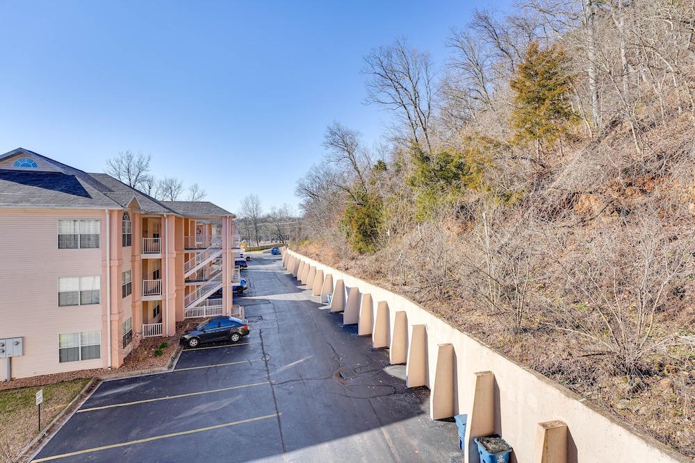 Updated Branson Condo w/ Lake Taneycomo Views!
