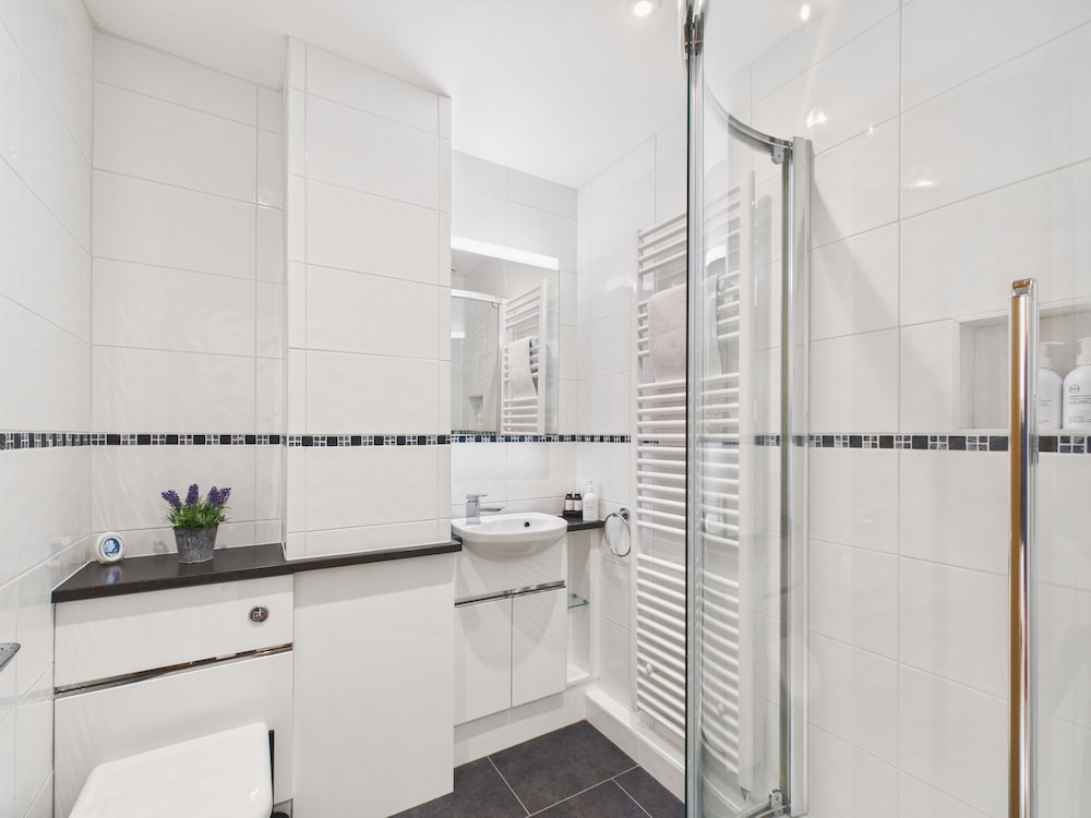 2-bed Central Apartment- Free Private Parking