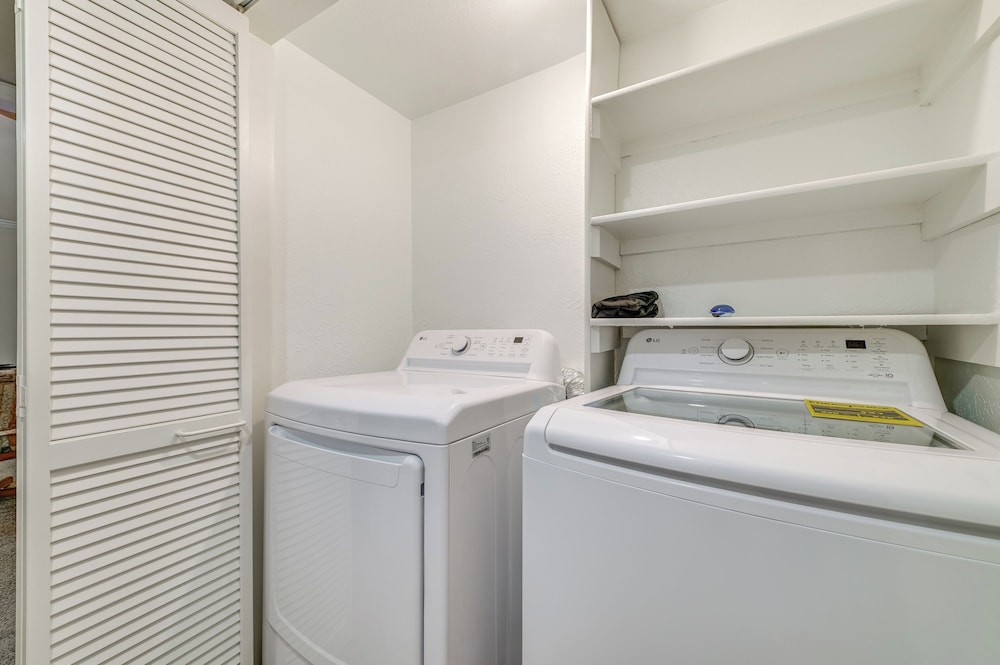12 Mi to Downtown Dallas: Irving Condo w/ Balcony