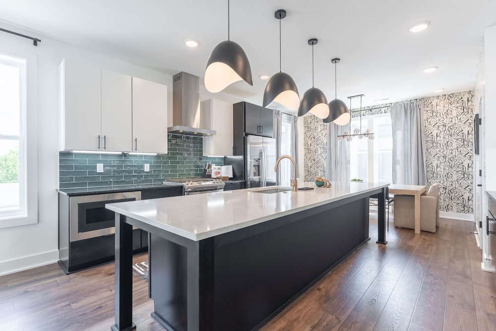 Luxe 4BR Retreat With Rooftop Fire Pit Garage