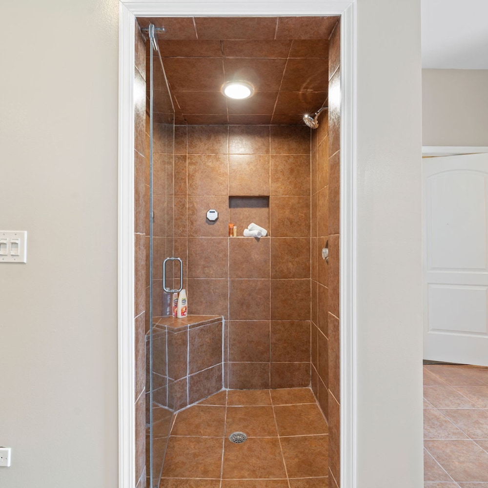 Spacious Luxury Retreat 8 Bed Oasis With 6 Baths
