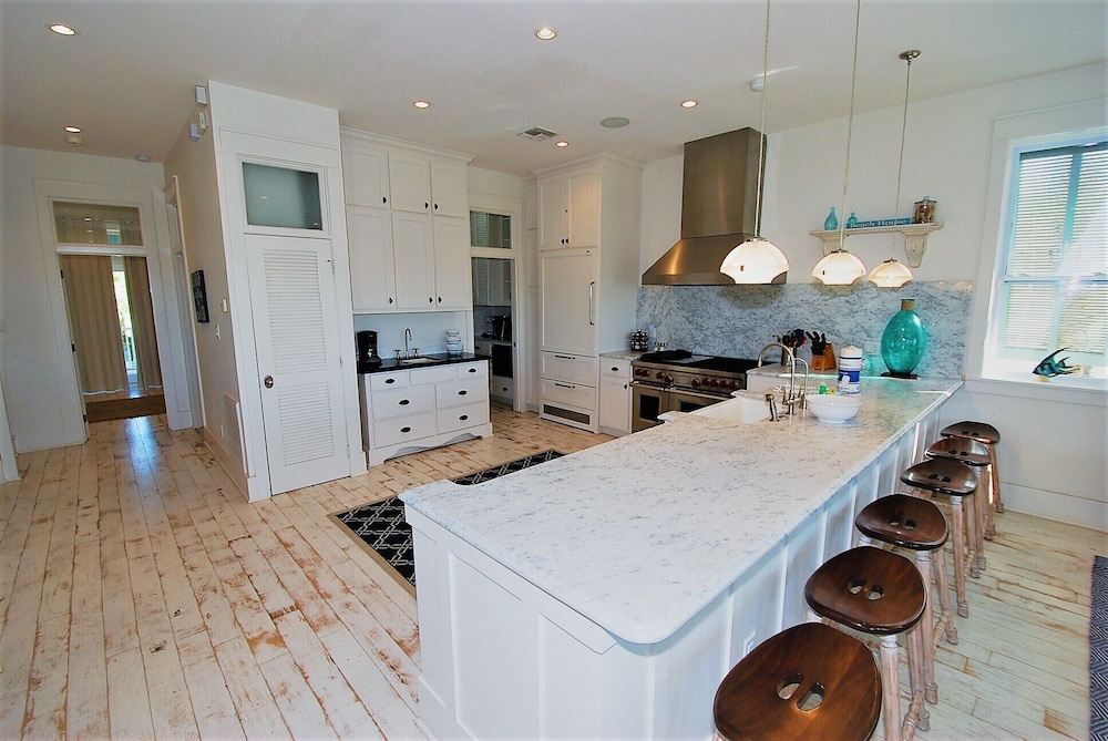 Bella Casa - Private House With Hot Tub 4 Bedroom Home by RedAwning
