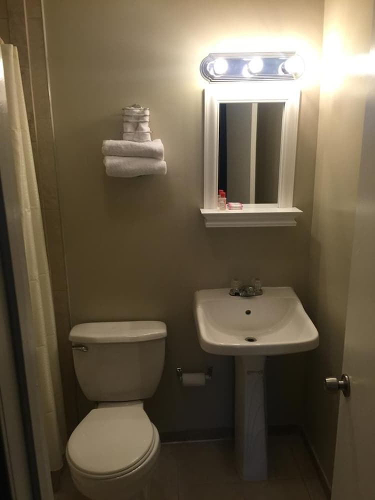 Scottish Inn and Suites