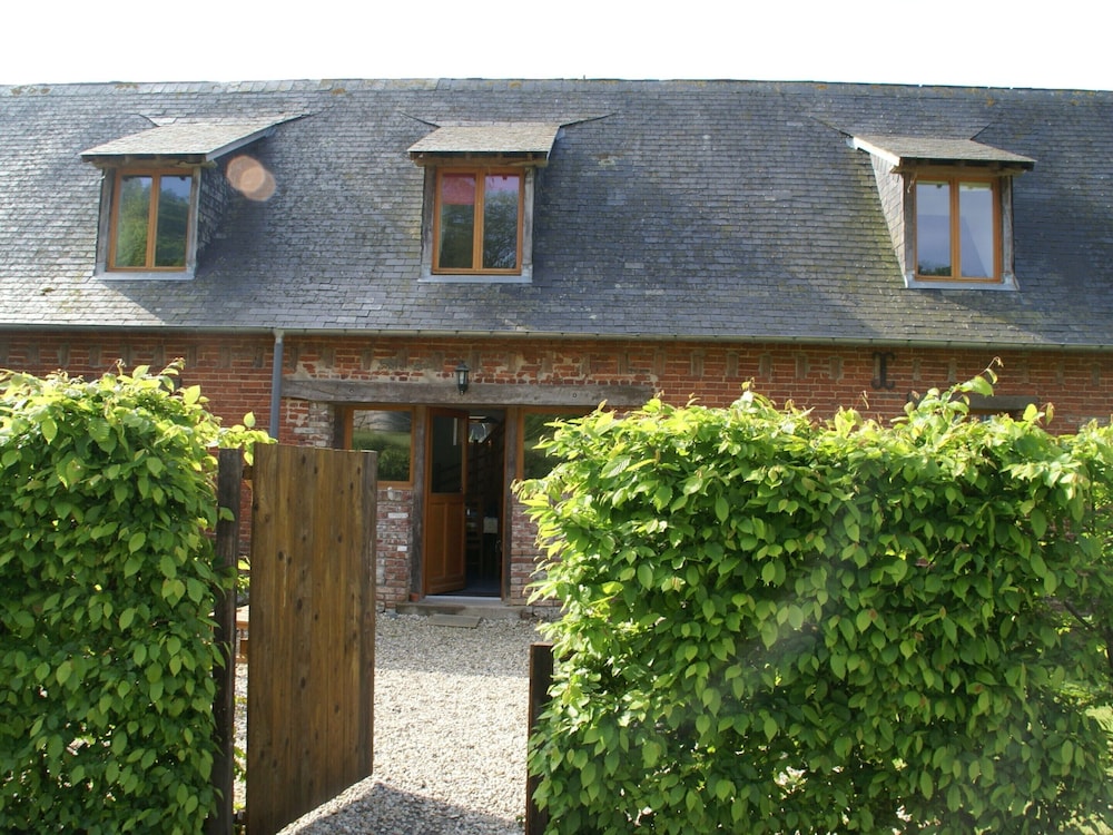 Spacious Cottage With Private Garden in Normandy photo 3