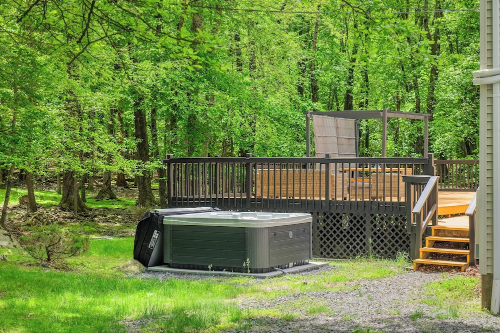 Stylish Mountain Retreat w/ Hot Tub & Firepit Penn Estate Getaway by Avantstay