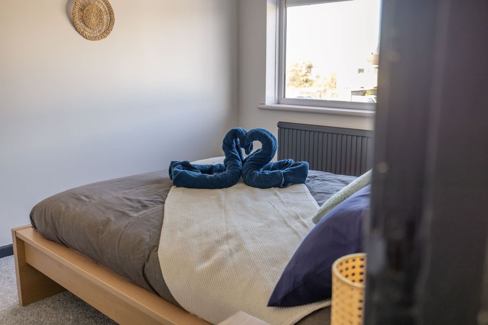 Modern 3 Bed House-free Parking