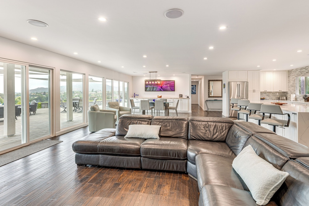 2 Mi to Lake Poway: Mtn-view Escape w/ Patio!