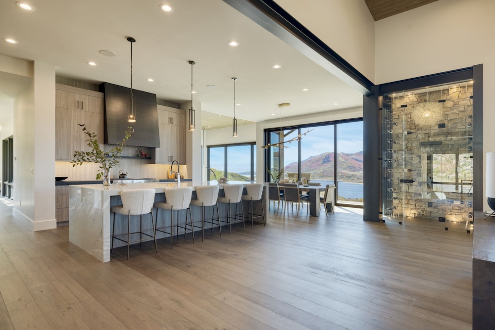 Reflection by Avantstay Sleeps 18 Lake Views Hot Tub Game Room