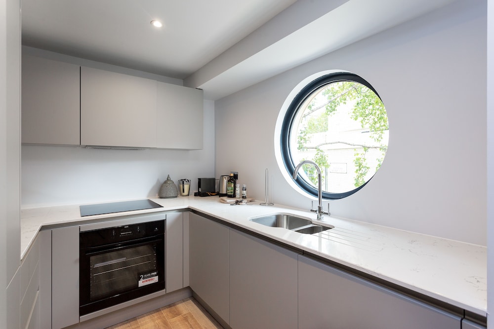 The Carlyle - Elegant Serviced Apartments