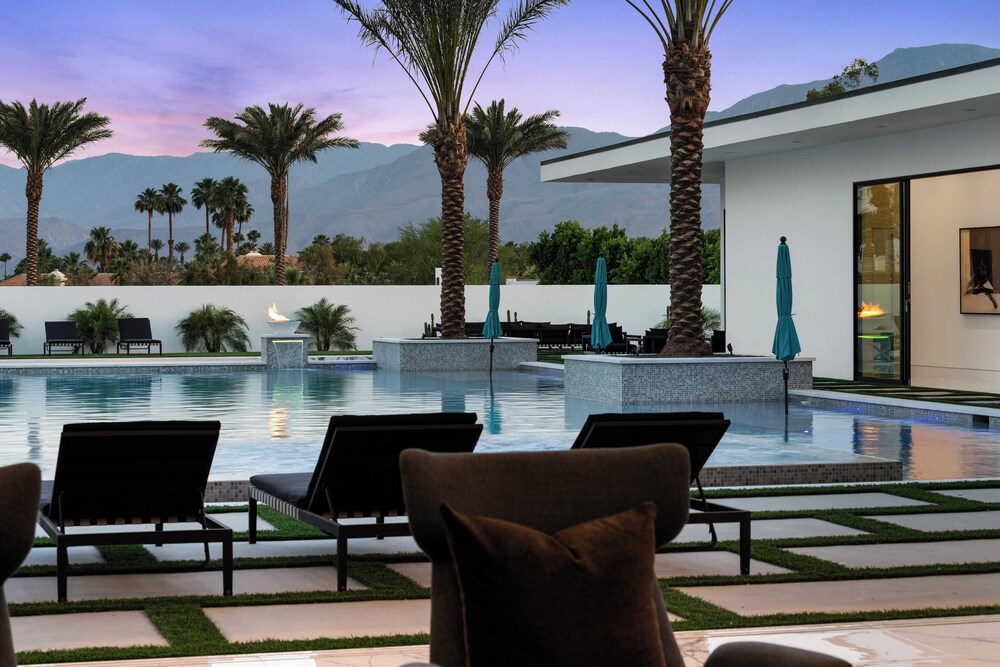 Sleeps 26 Pool, Hot Tub, Pickleball & Putting Green Bravo Villa #12 by Avantstay