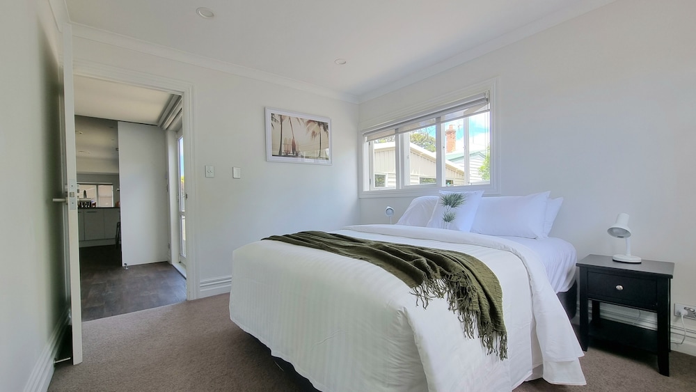 Cheerful 5 - Bedroom Home - Free Parking view 4