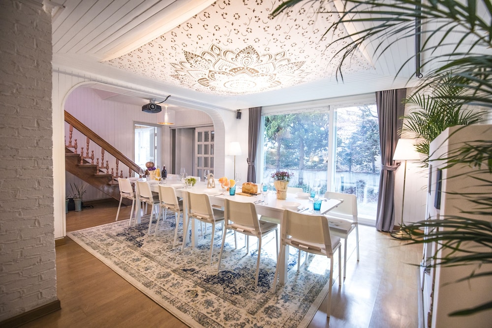SG Tailored Serviced Home 5min walk from metro view 4