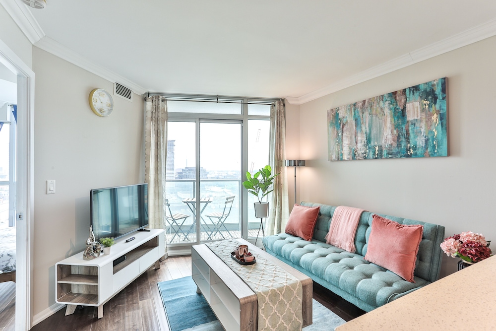 Lively Urban Condo in Old Toronto - Image 1