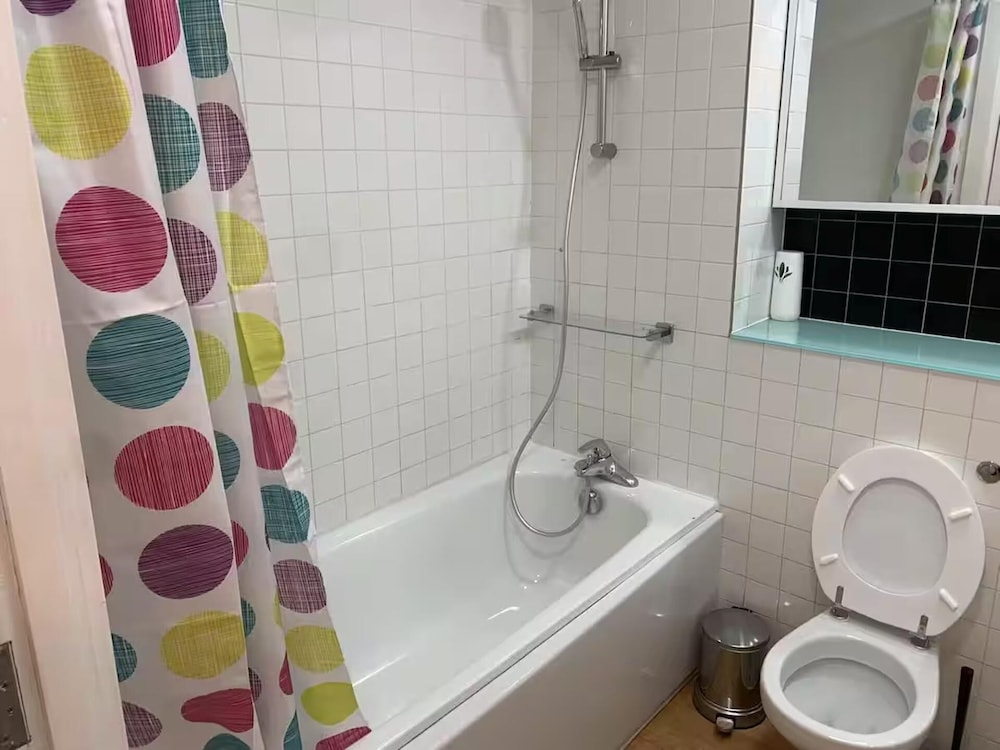 4 Guests - Free Parking - Easy Access to London