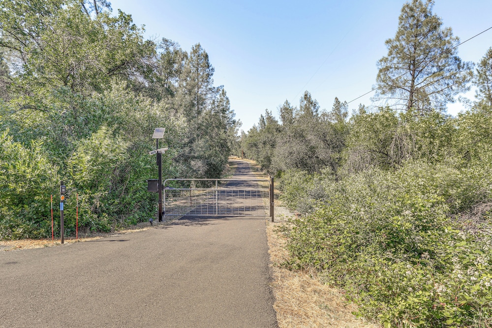 8-acre Retreat: Pool & Stunning Mt Lassen View!