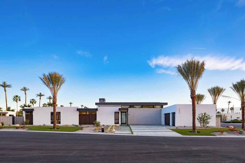 Sleeps 34 2 Villas, Pool, Pickleball + Bocce Polo Villas Elara by Avantstay