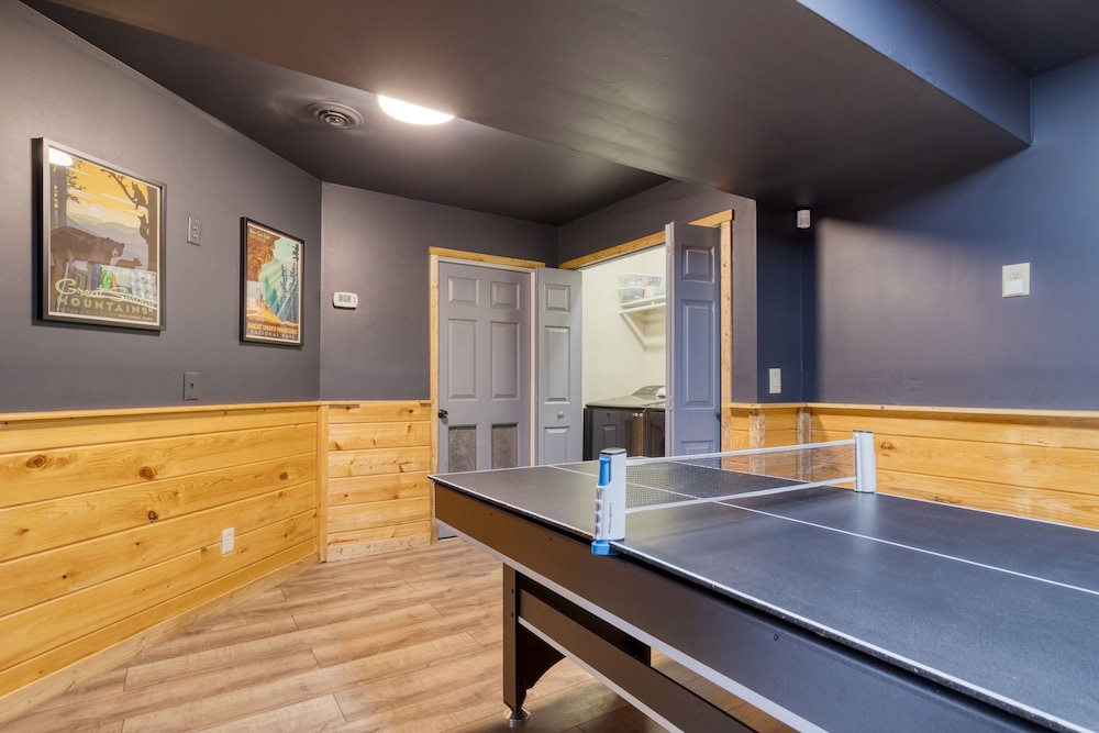 Greene Mountain Lodge by Avantstay Sleeps 22 Hot Tub Game Room Theater