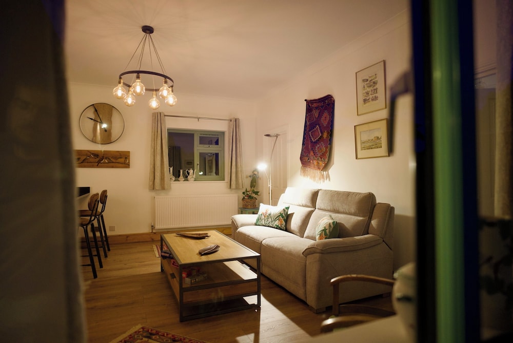 Tring Grange Cottage - Sleeps 2 - Onsite Parking