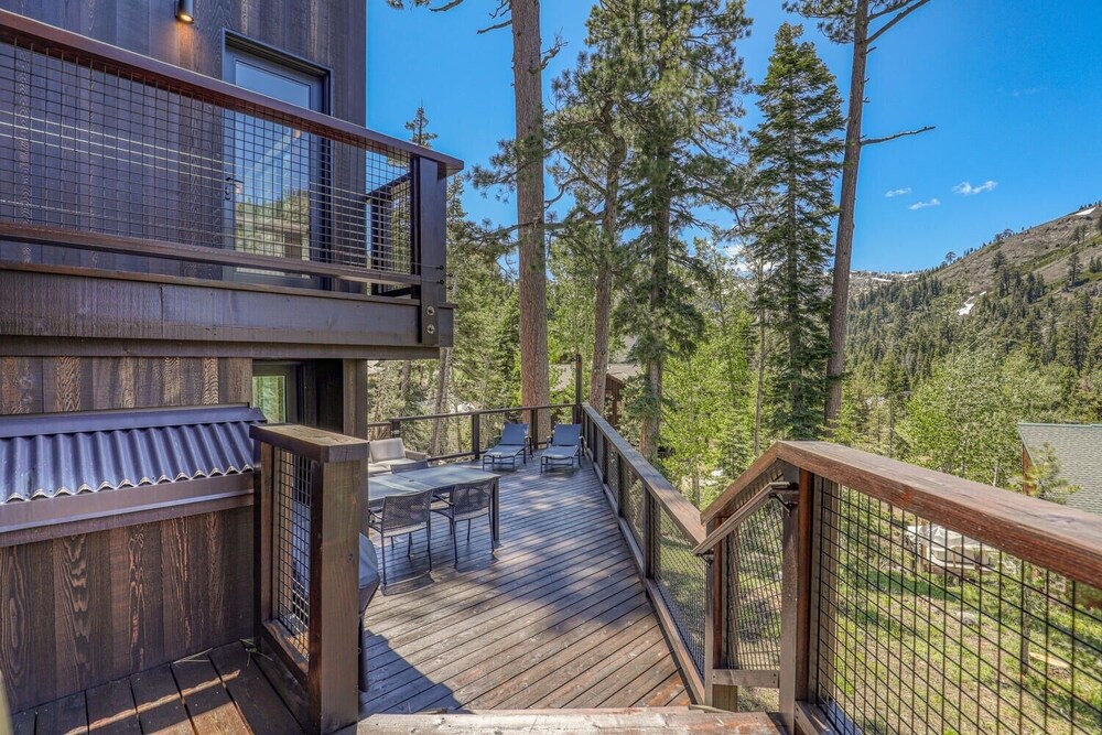Lake Tahoe Vacations - Trapper Mc Nutt Modern Mountain 4 Bedroom Home by RedAwning - Property Image 8