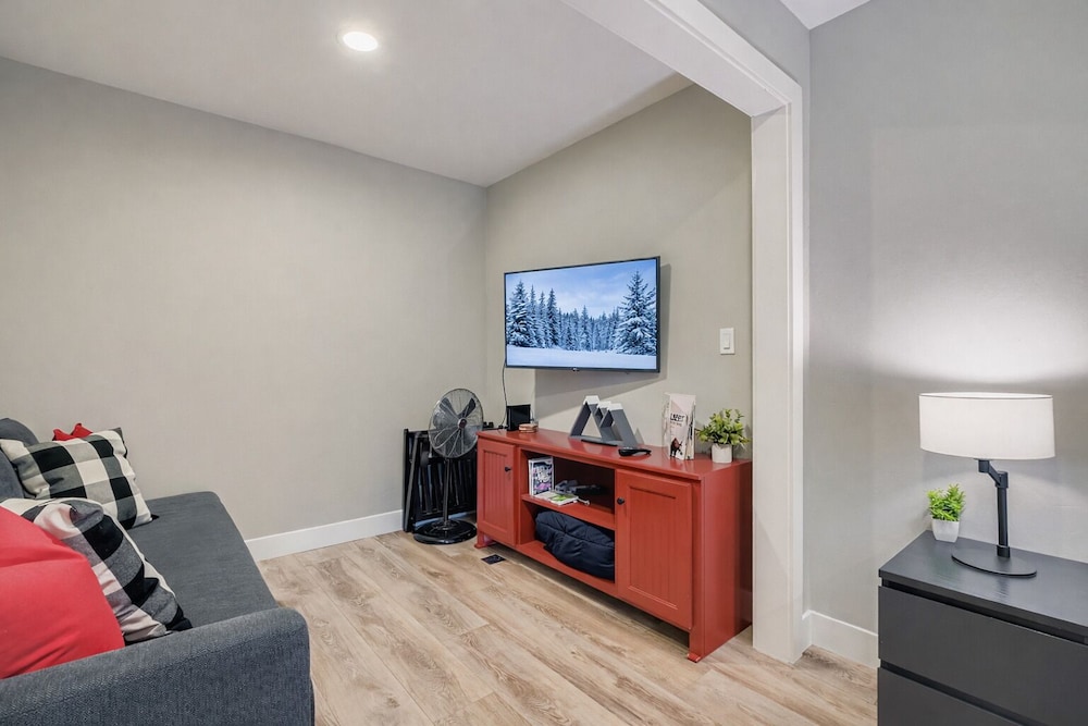 Mountain Luxury In Old Town Spa - Walk To Main 440 3 Bedroom Home