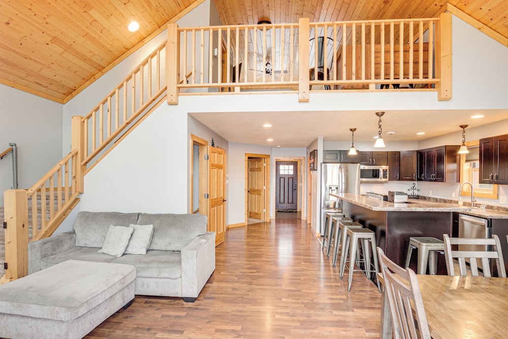 Boat Dock & Furnished Deck: Northwoods Lake House
