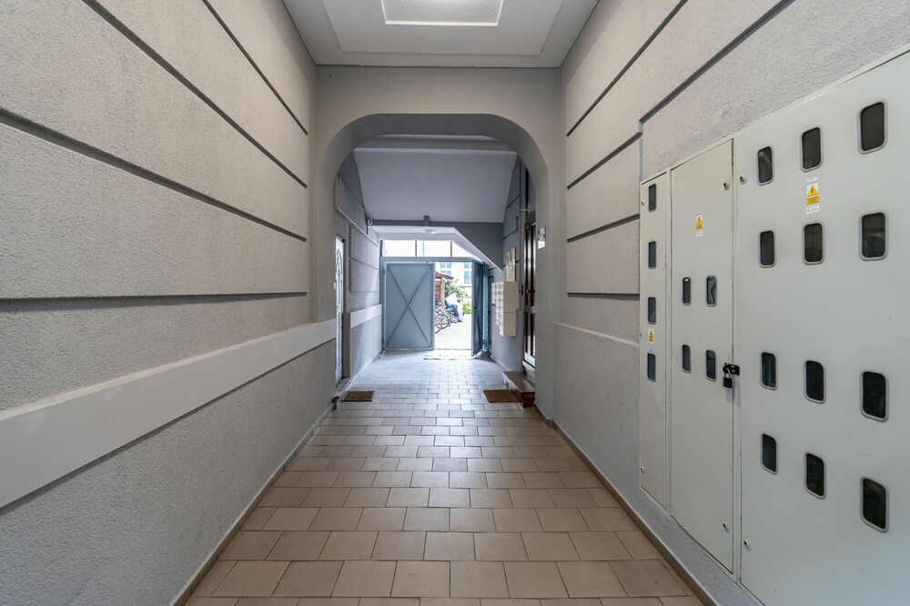 Cozy Apartment in Poznań by Renters view 3