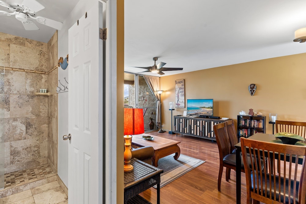 Kalama Terrace P-307 - 3rd-floor Walkup, 7 min Walk to Charley Young Beach, AC!