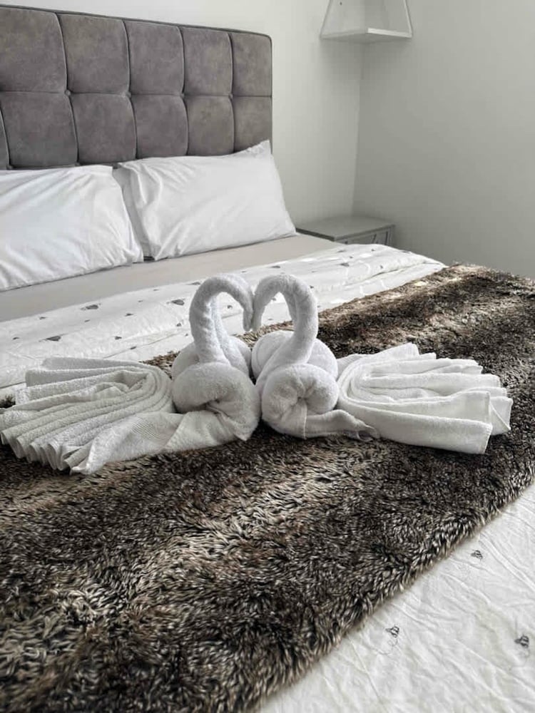 Luxurious Majestic 4 Bedroom- Free Parking