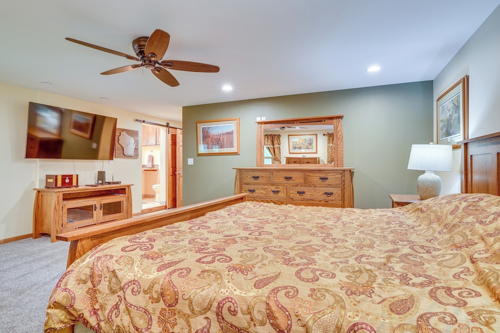 Gorgeous Lake Arbutus Getaway w/ Dock & Boat House